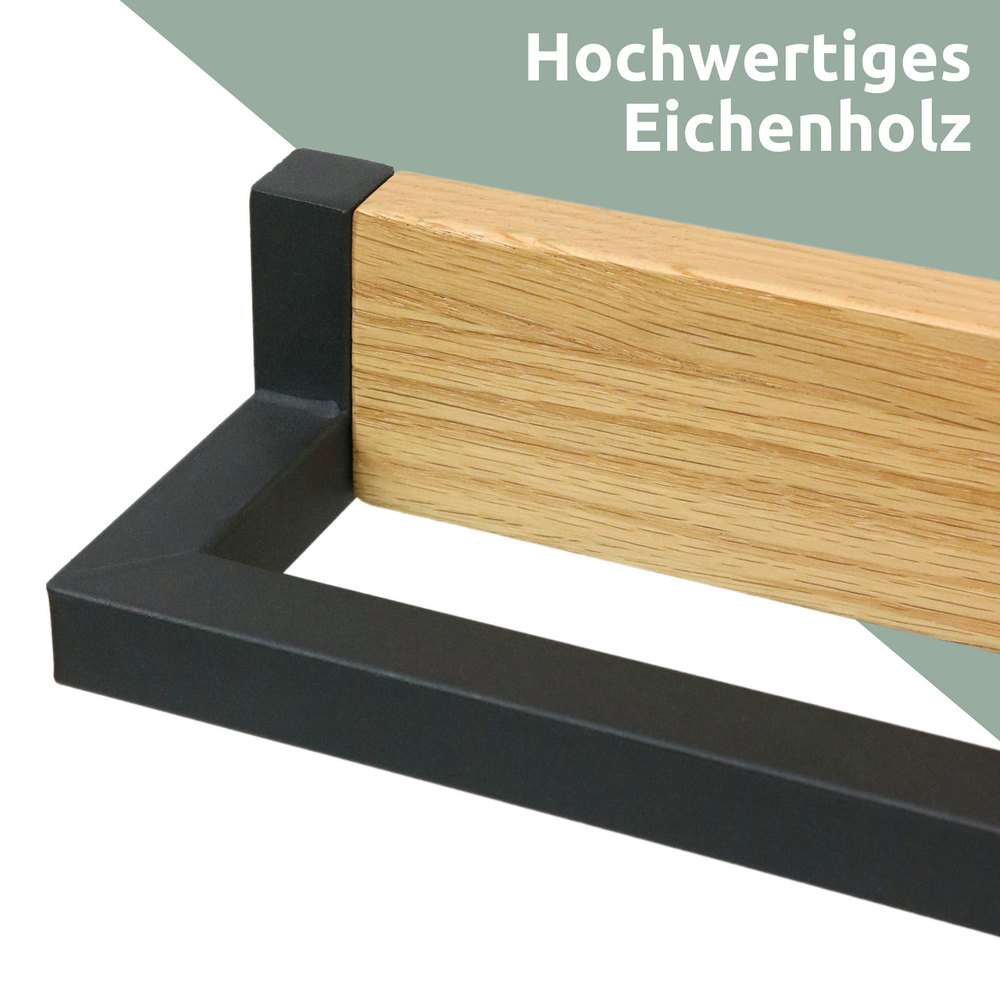 Detailopname van de geoliede eikenhouten lat en de zwarte metalen beugel van de handdoekhouder Victoria