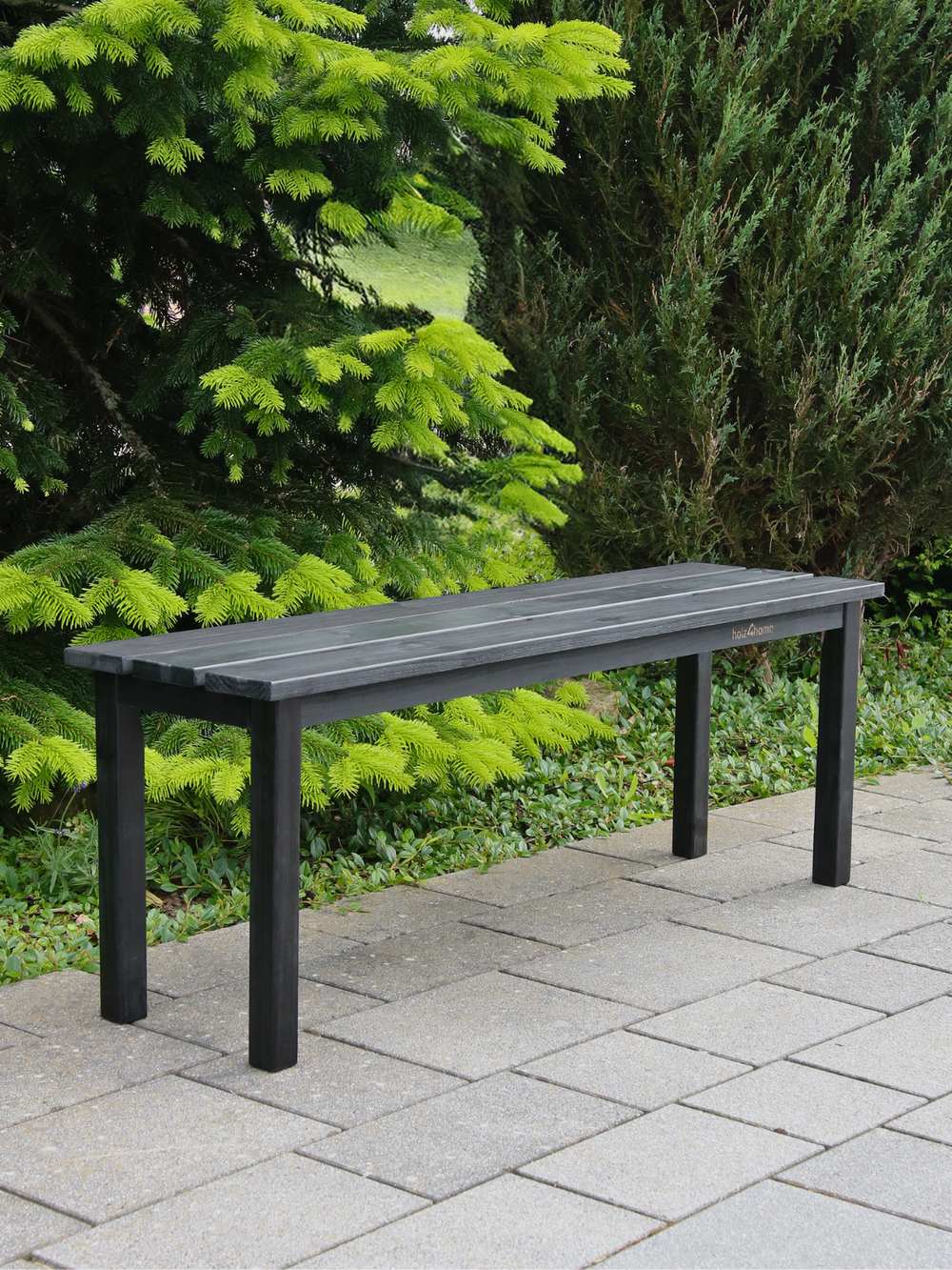 Tuinbank van vurenhout in zwart op een terras voor een tuinhaag