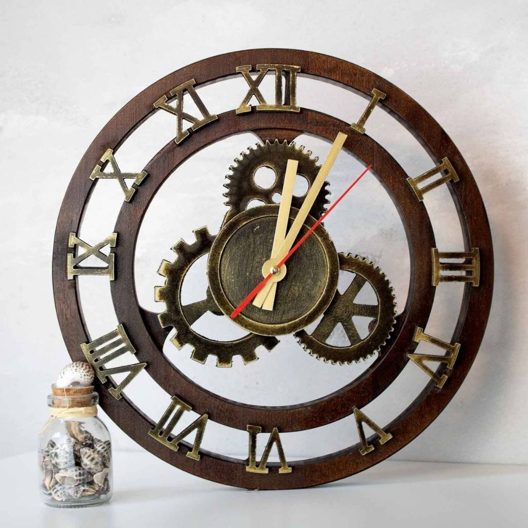 Wandklok in industriële stijl van donker berkenhout aan een lichte muur, ernaast decoratief glas met schelpen