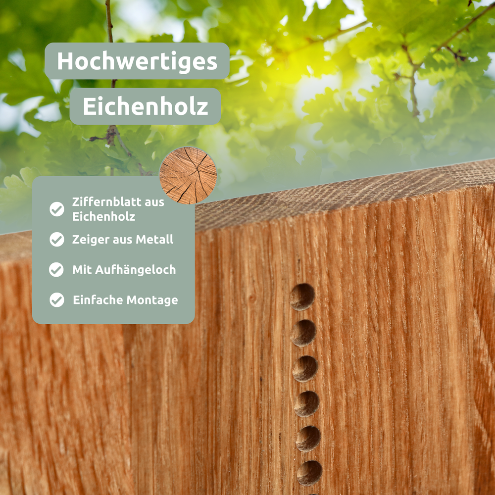 Detailopname van het eikenhout met geboorde stippen en ophanggat van de wandklok Dots