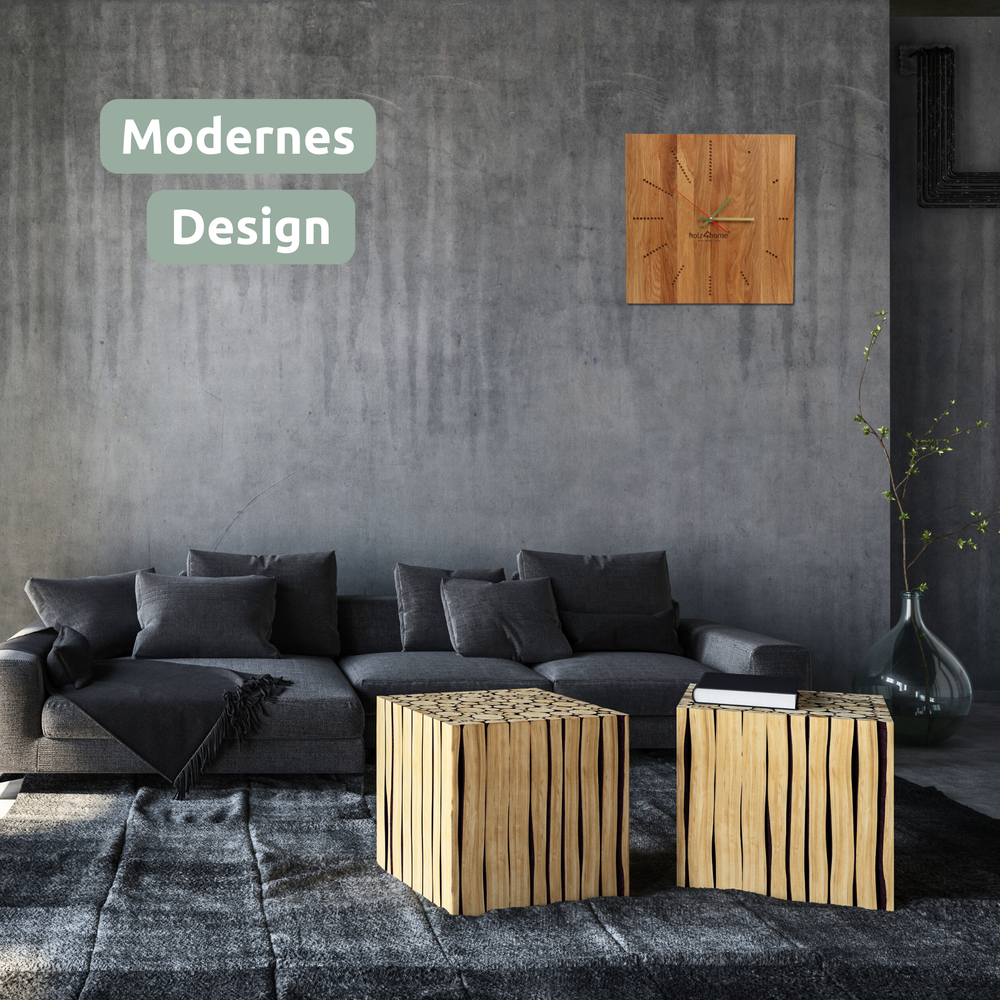 Wandklok Dots van eiken met stippendesign aan een betonnen muur boven twee houten krukjes in de woonkamer