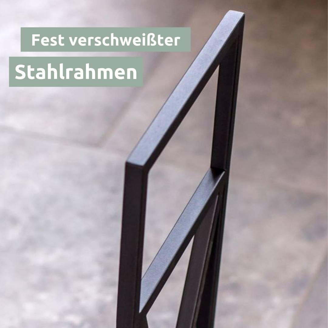 Detailopname van het stevig gelaste zwarte stalen frame bij de bovenste greep van het haardhoutrek