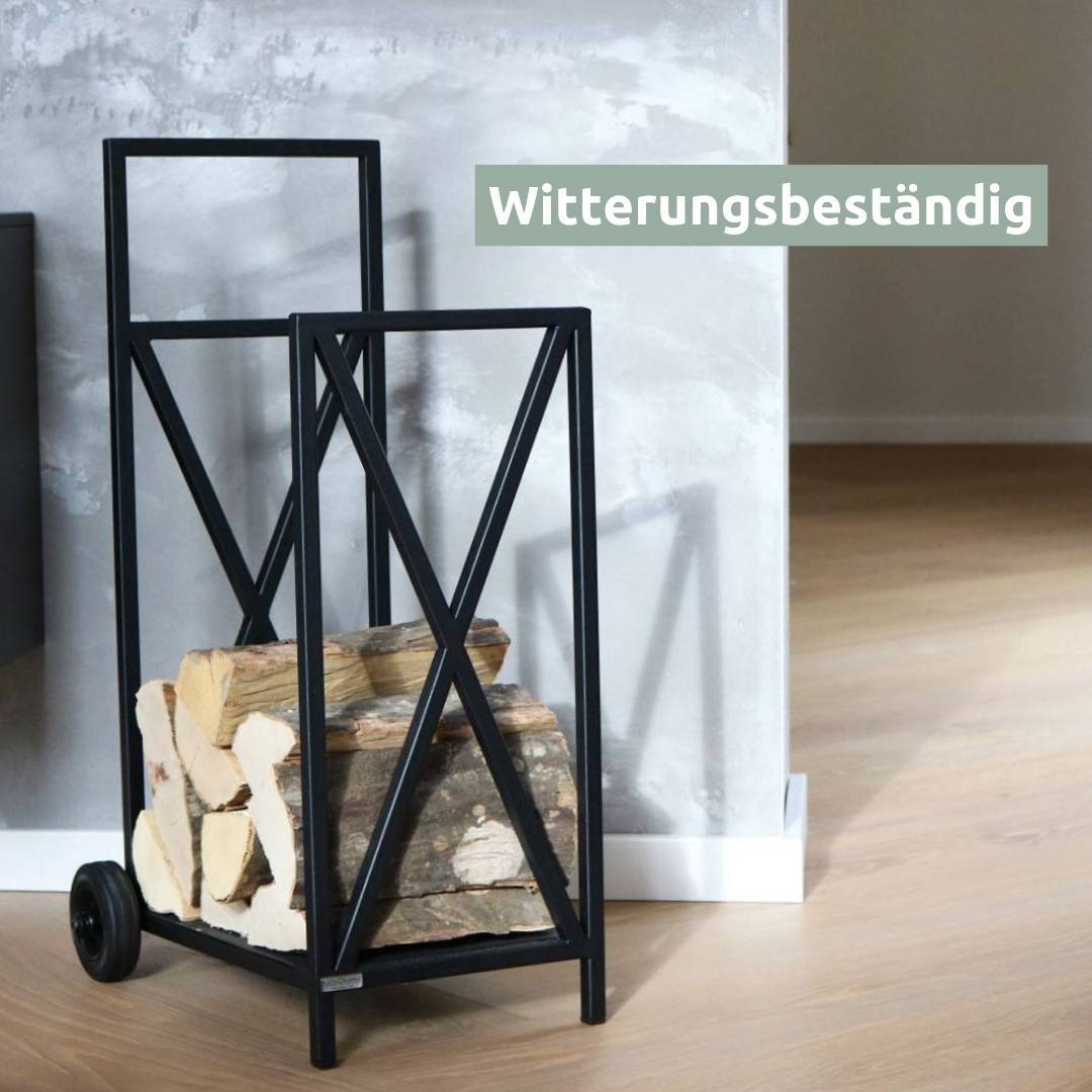 Haardhoutrek van zwart staal met brandhout voor een betonnen muur in de woonruimte naast de haard