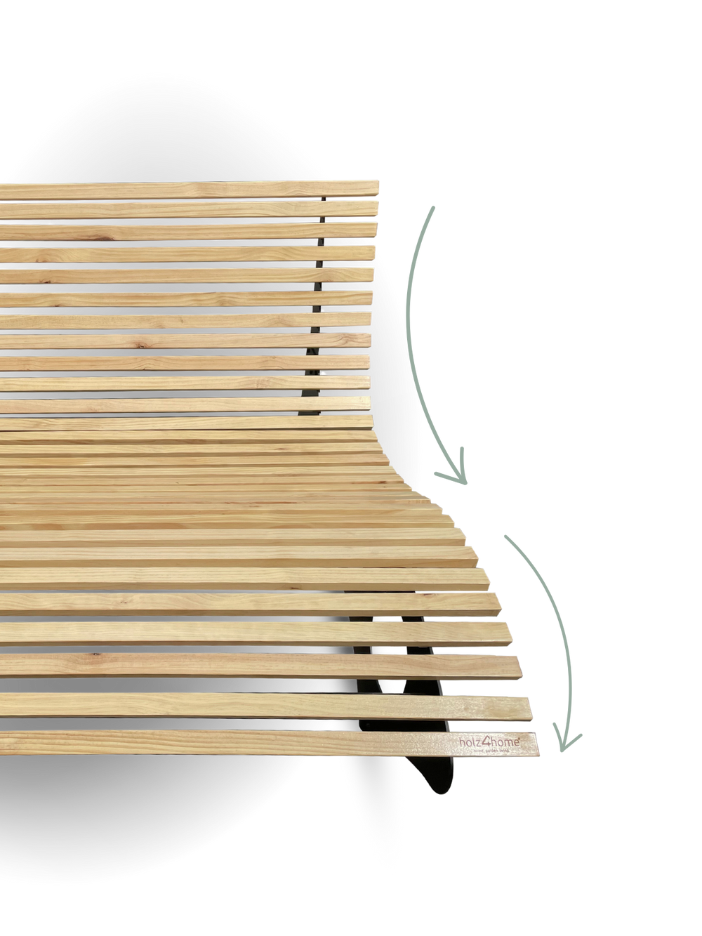 Detailopname van de ergonomisch gebogen grenenhouten latten van de houten ligstoel, close-up