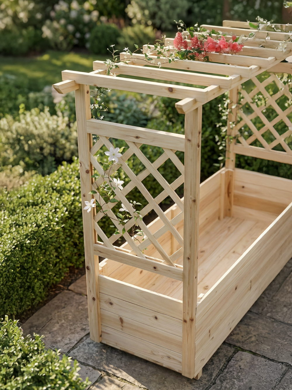 Klimrek van de plantenbak met bloeiende klimplanten in de zonnige tuin