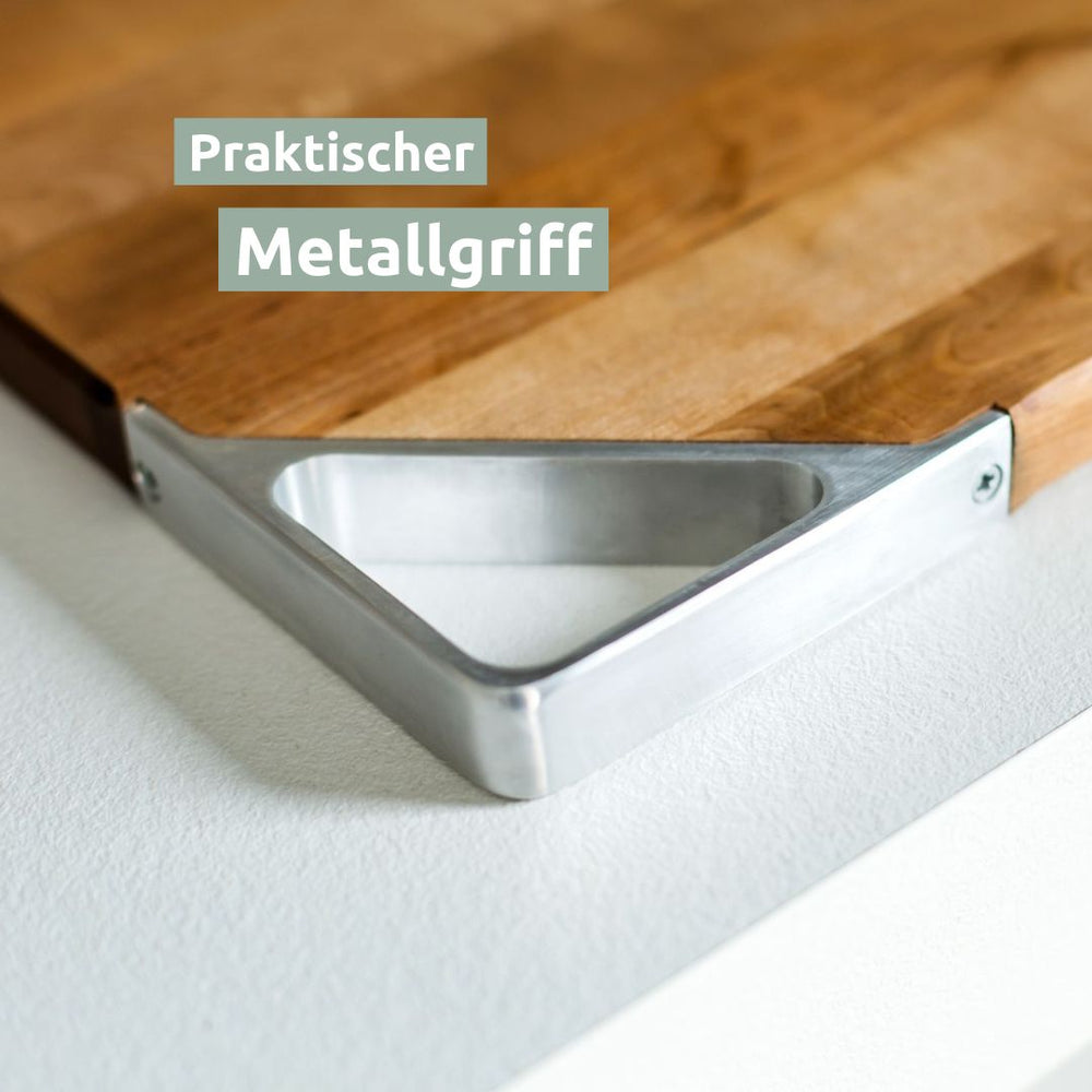 Close-up van de praktische driehoekige metalen greep aan de snijplank van berkenhout