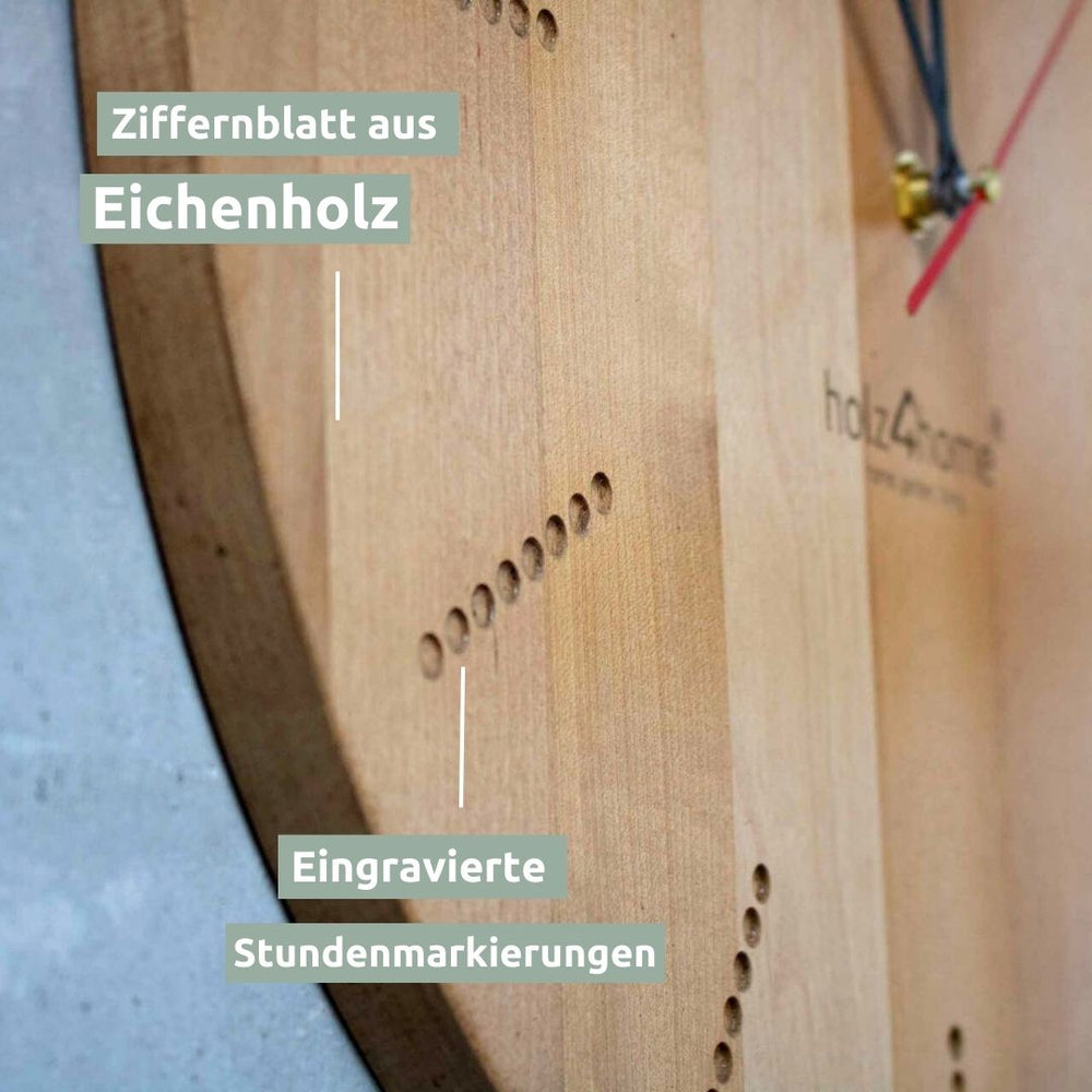 Detailopname van de wijzerplaat van eikenhout met ingegraveerde punt-uurmarkeringen van de wandklok