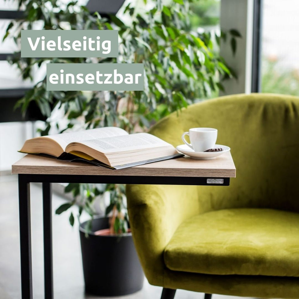 Bijzettafel Sonoma eiken naast groene fauteuil met opengeslagen boek en kopje koffie