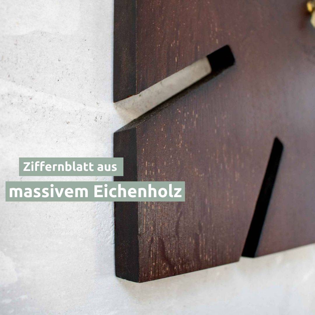 Detailopname van de wijzerplaat van massief eikenhout met uitgezaagde streepjes van de wandklok Sunshine XL
