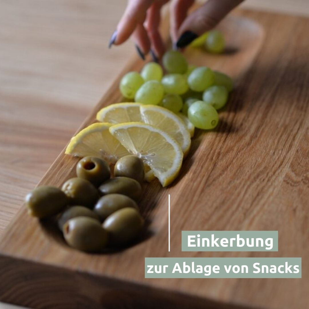 Uitsparing van de eikenhouten plank Alina met druiven, citroen en olijven als snackvakje
