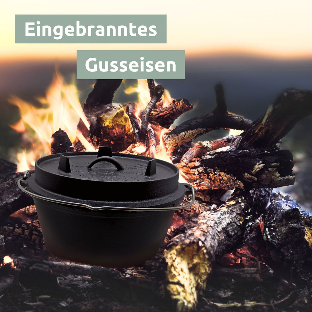 Gietijzeren Dutch Oven met deksel op het kampvuur bij zonsondergang