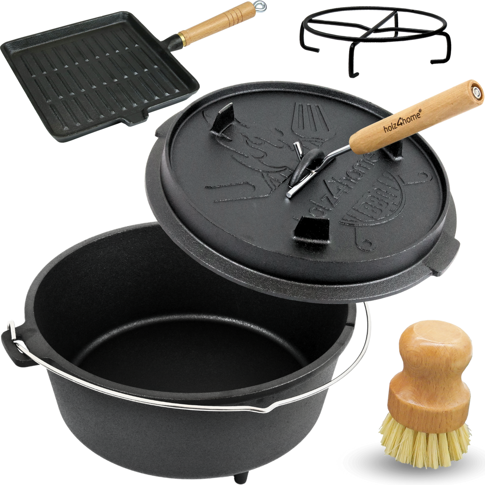 Alle onderdelen van de Dutch Oven-set: vuurpot met deksel, grillpan, rvs onderzetter, dekselheffer en borstel