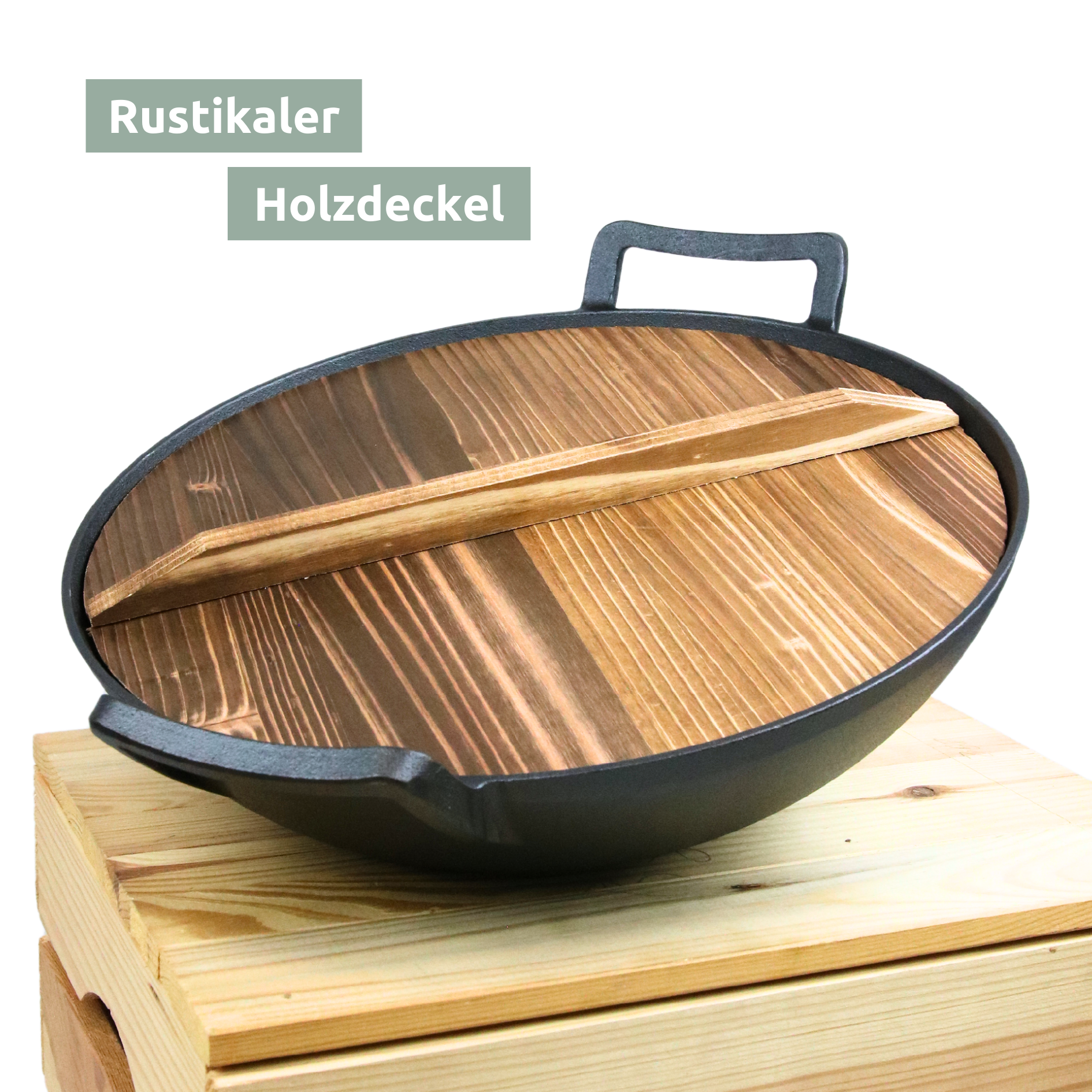 Gietijzeren wok met rustiek houten deksel van geflambeerd hout op een houten kist