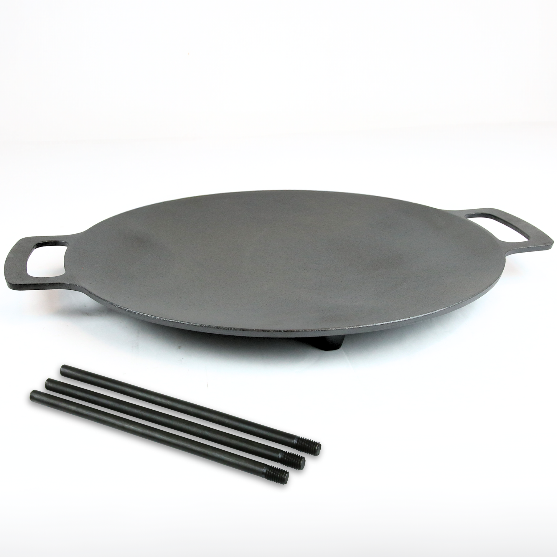 Gietijzeren grillplaat met twee handvatten en drie losse standbenen ernaast