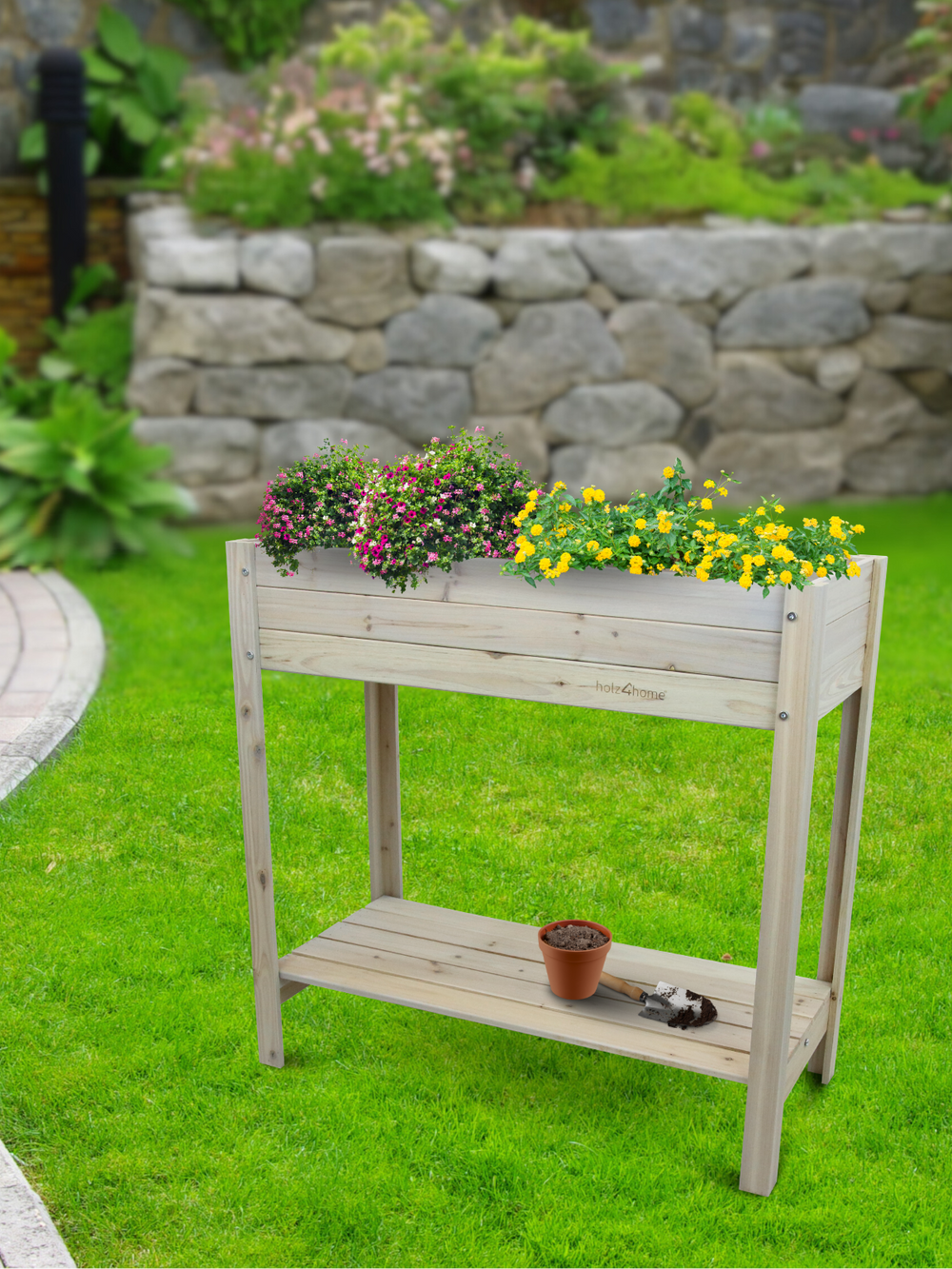 Moestuinbak grenen in de tuin, beplant met bloemen, pot en schepje op de legplank