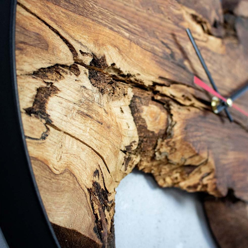 Close-up van de levendige nerf, scheurtjes en lichte spinthoutgedeeltes van de eikenhouten plank van de wandklok