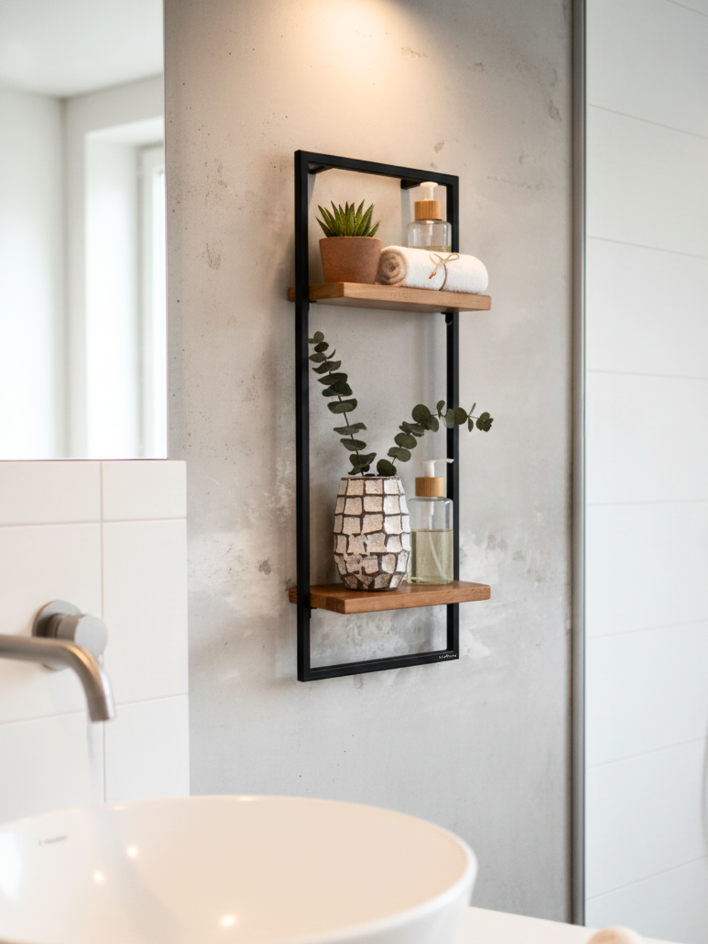 Wandrek High van eiken naturel zwart omlijst in de badkamer, gedecoreerd met handdoek, planten en zeep