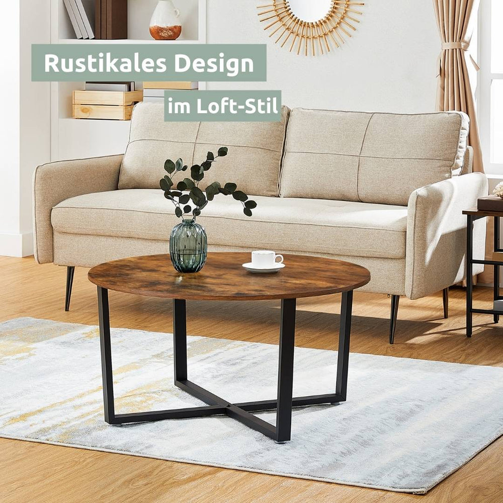 Ronde salontafel Indie in de woonkamer voor beige bank, loft-stijl met vaas en kopje