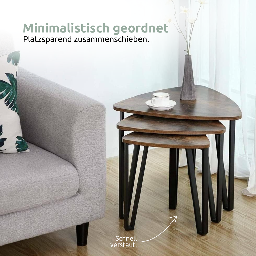 Radon-bijzettafels ruimtebesparend in elkaar geschoven naast een grijze bank met vaas