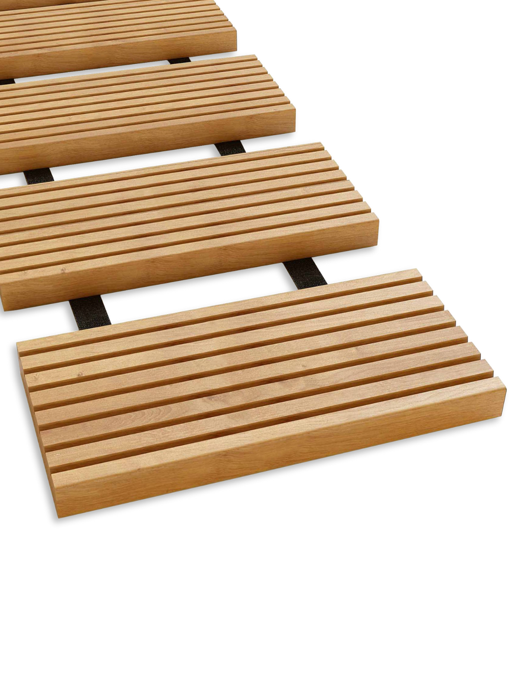 Rolpad van lariks met gegroefde houten treden en zwarte band, schuin aanzicht
