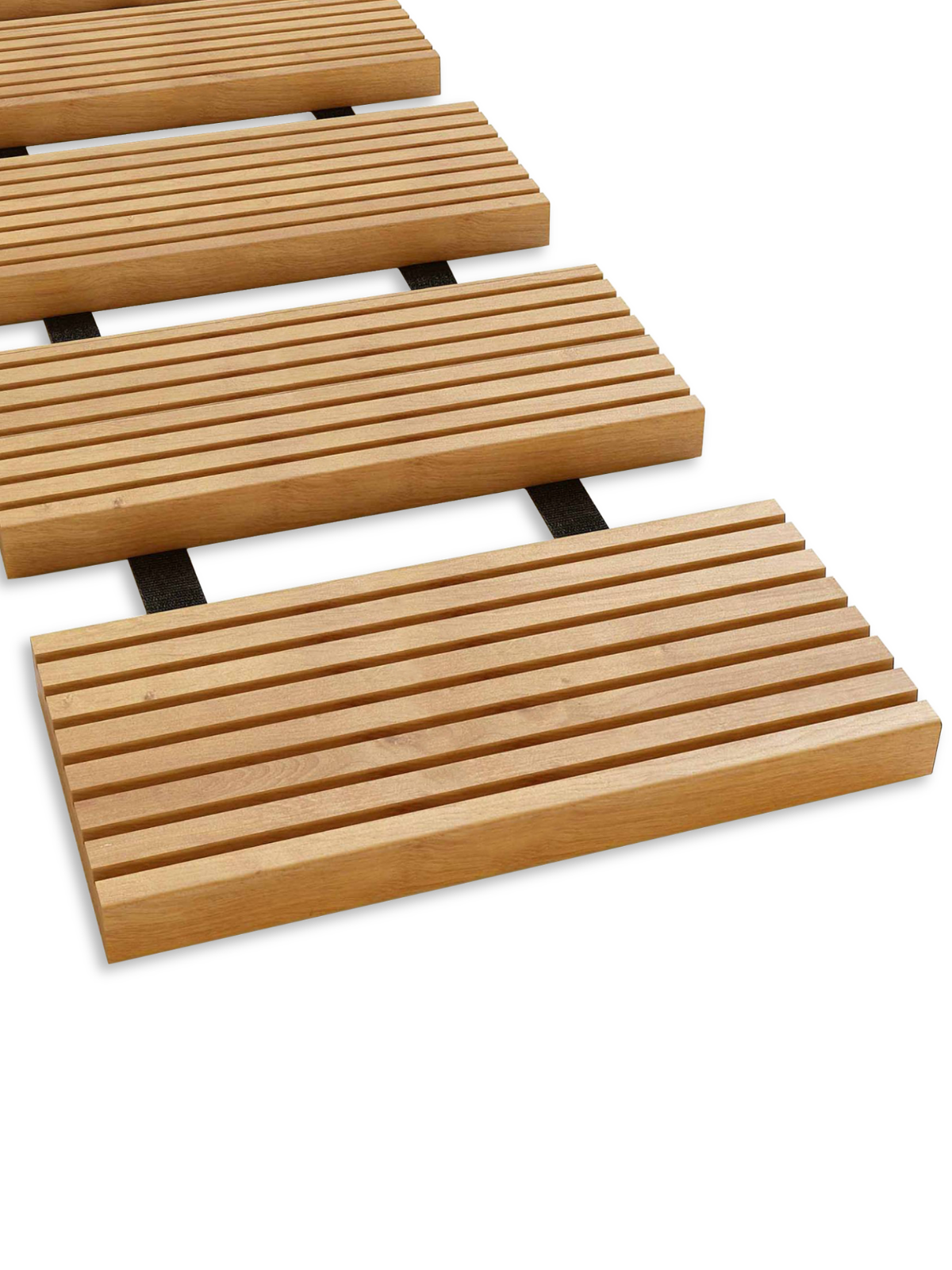 Rolpad van lariks met gegroefde houten treden en zwarte band, schuin aanzicht