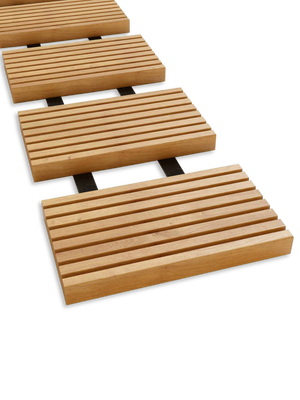 Rolpad als tuinpad van lariks met houten treden en band, uitgerold