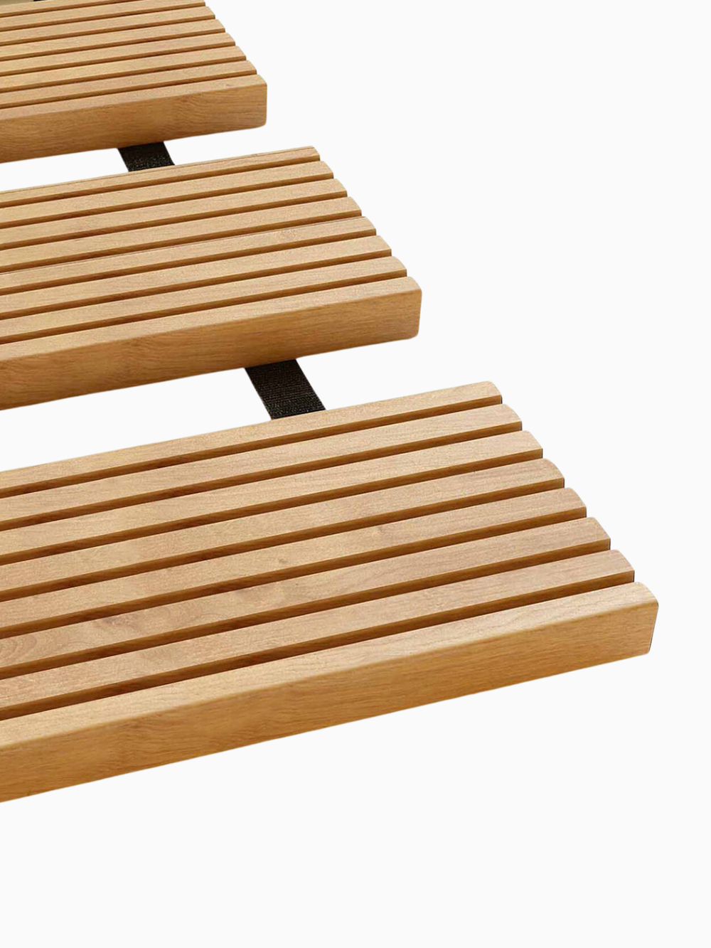 Detail van de treden van lariks met zwarte band die de planken verbindt