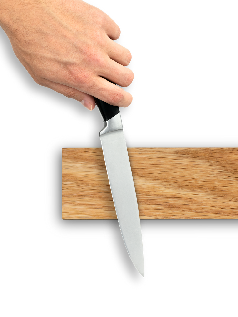 Hand houdt een mes magnetisch tegen de eiken messenstrip, toont de sterke houvast