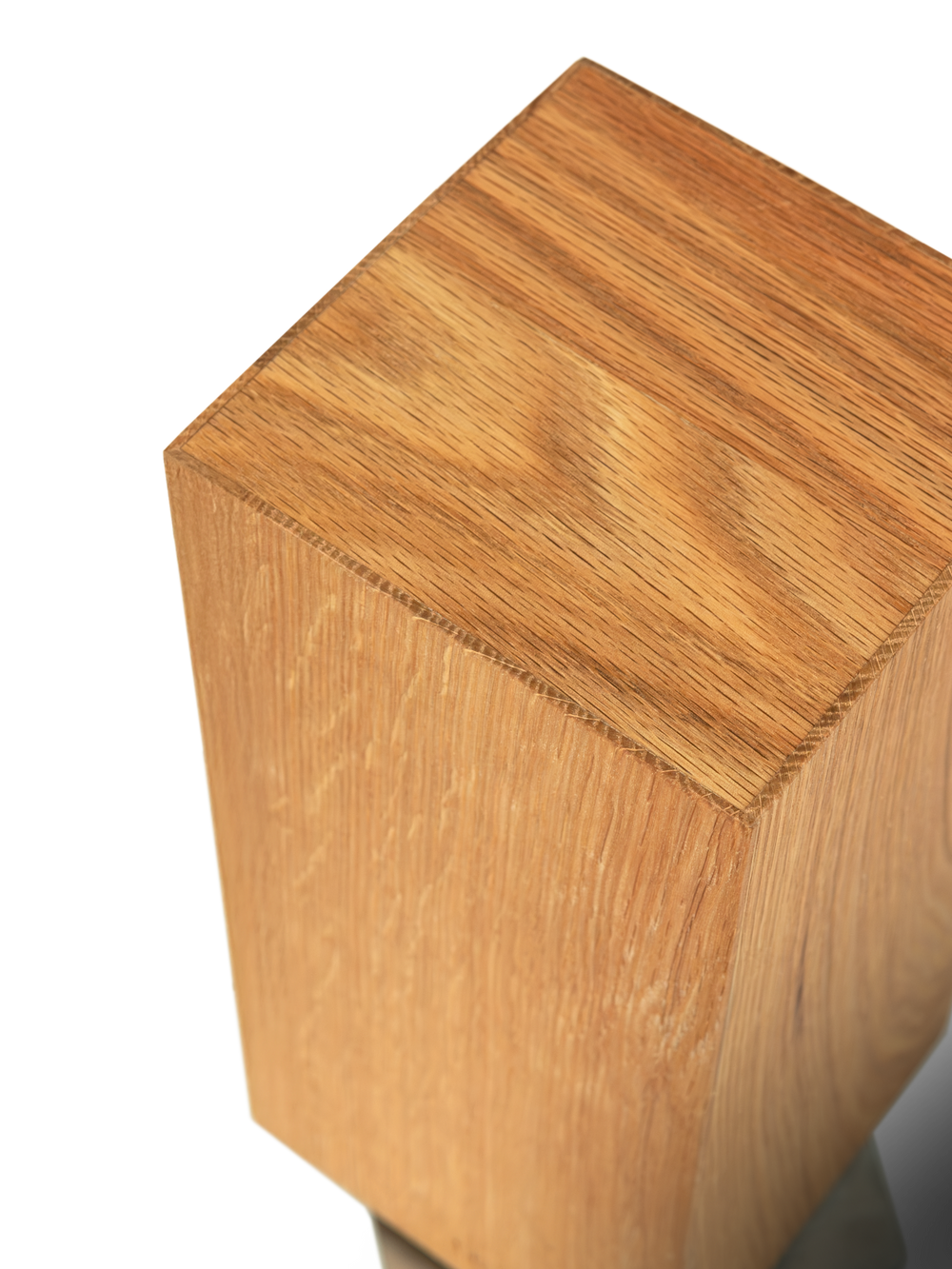 Detailopname van de bovenkant van het eikenhouten blok met magnetische messenhouder, van bovenaf