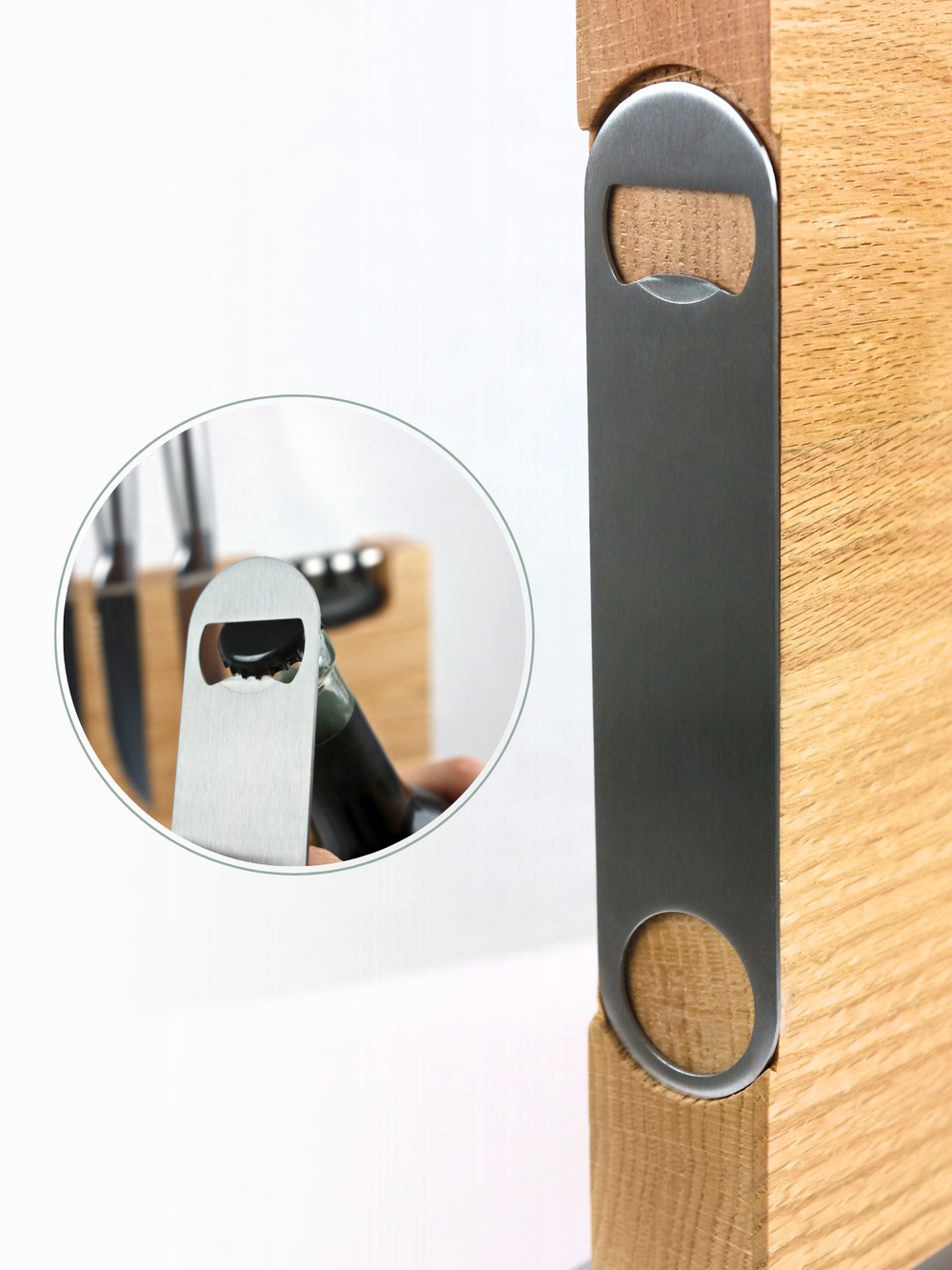 Detailopname van de zijdelingse flesopener van rvs aan het magnetische messenblok van eiken
