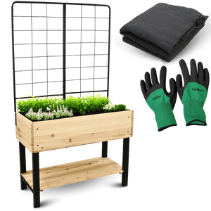 Moestuinbak met klimrek van metaal, beplant, ernaast inlegvlies en tuinhandschoenen