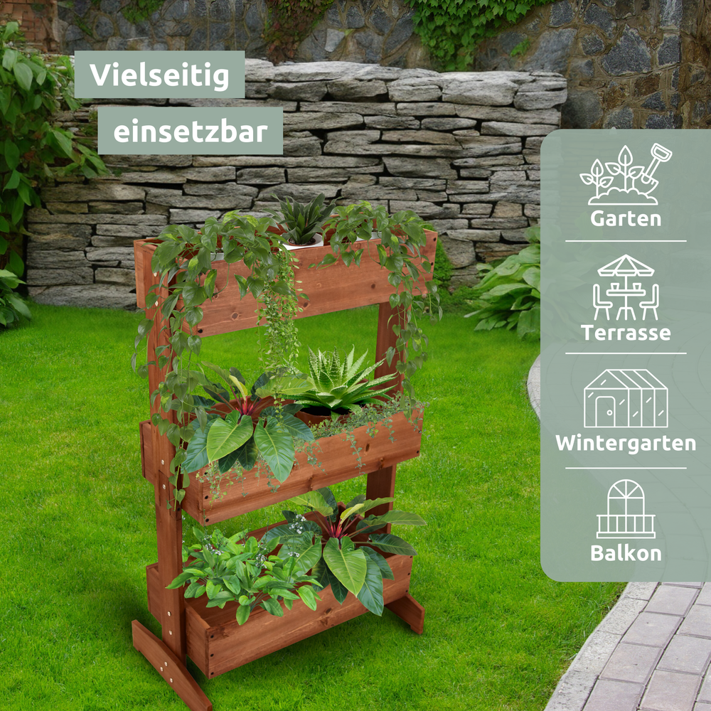 Beplante houten moestuinbak met 3 niveaus in de tuin op het gazon voor een natuurstenen muur