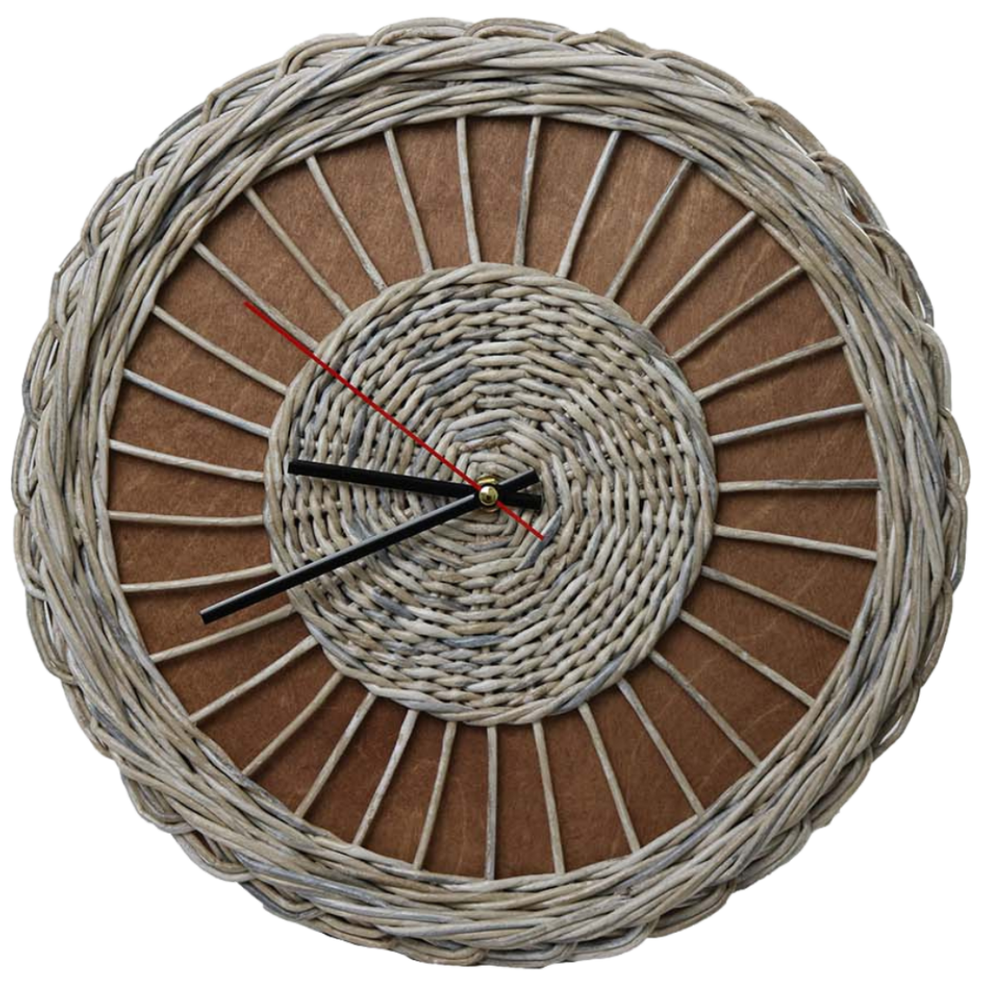 Ronde rattan wandklok Weave met gevlochten rand, spakenpatroon en zwarte metalen wijzers