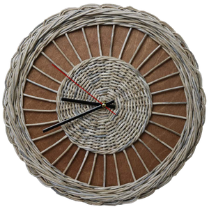 Ronde rattan wandklok Weave met gevlochten rand, spakenpatroon en zwarte metalen wijzers