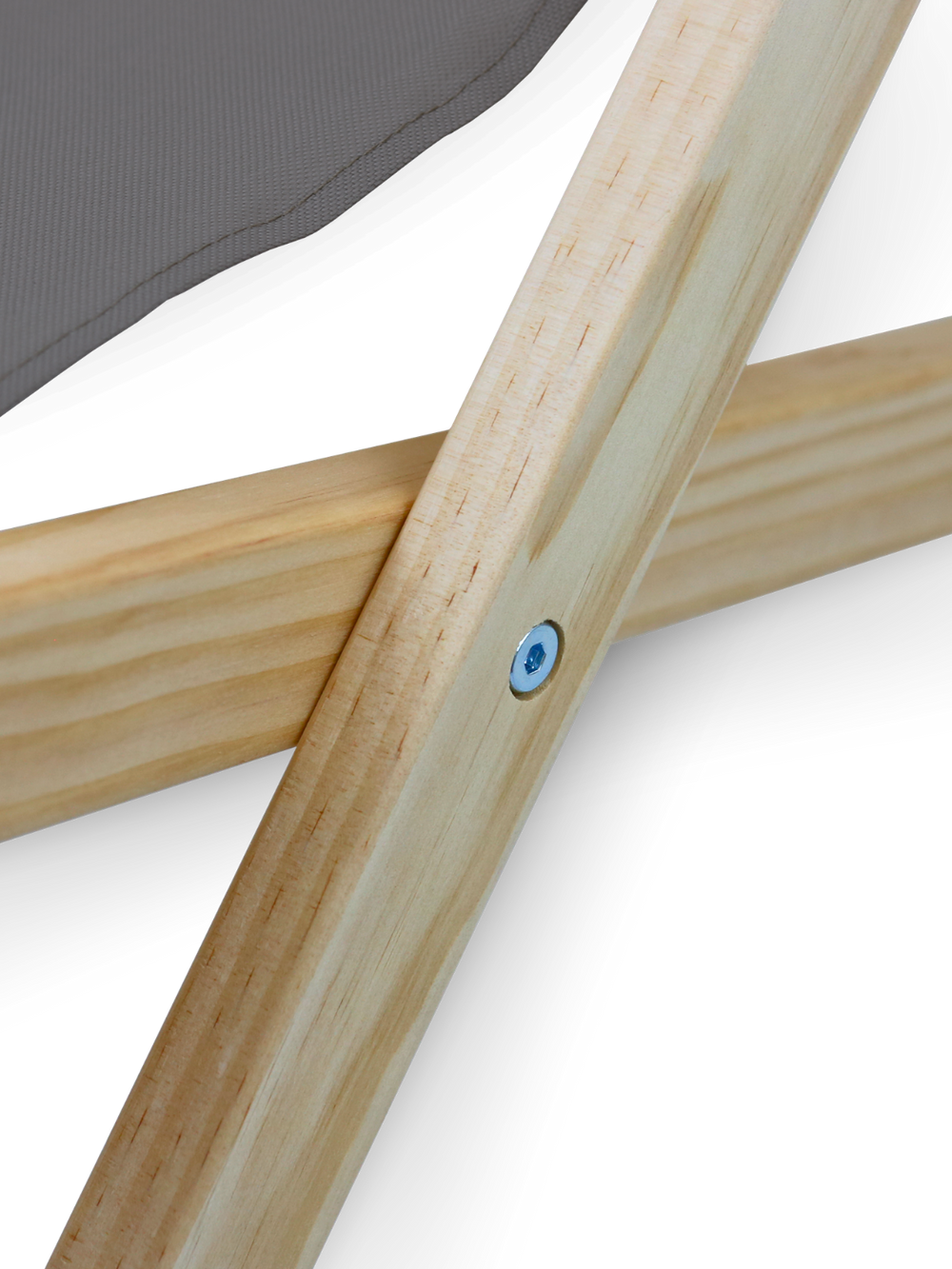 Close-up van het massief houten frame met vastgeschroefd kruisscharnier bij de ligstoel