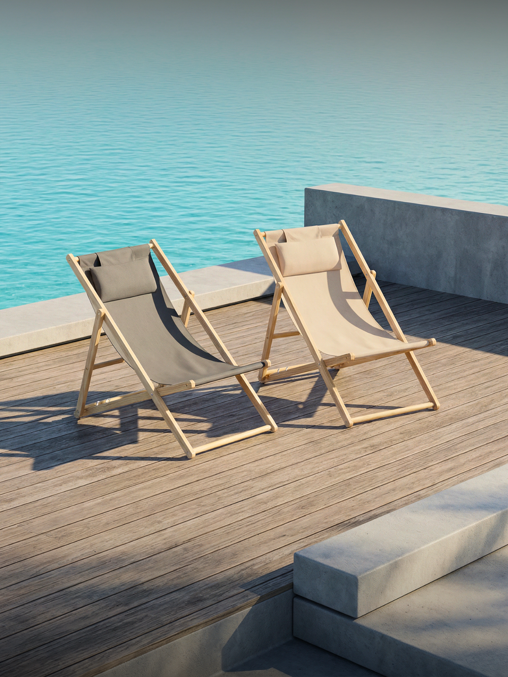Twee inklapbare houten ligstoelen met beige bekleding op houten terras bij het zwembad