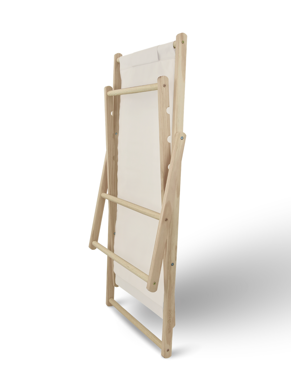 Ingeklapte houten ligstoel met crèmekleurige bespanning plaatsbesparend ingeklapt