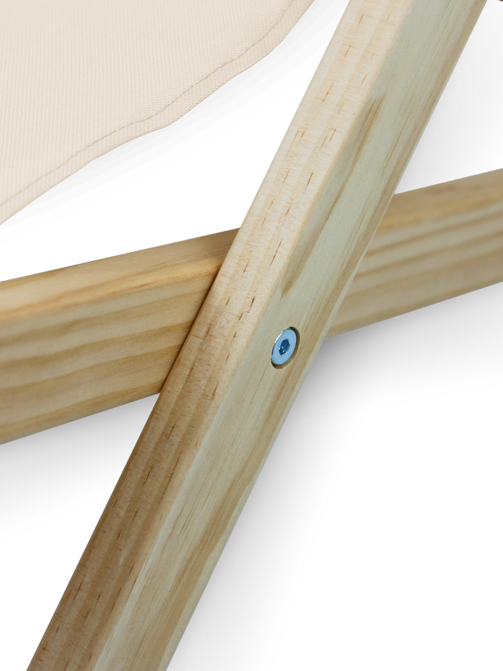 Close-up van de vastgeschroefde kruisverbinding aan het houten frame van de ligstoel in naturel