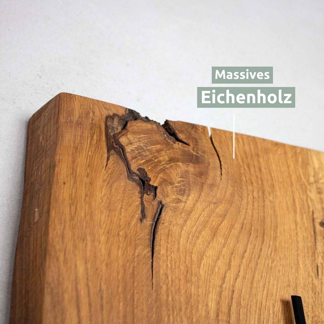 Close-up van de massief eikenhouten plank met kwast en fijne scheurtjes als detail van de wandklok van eikenhout