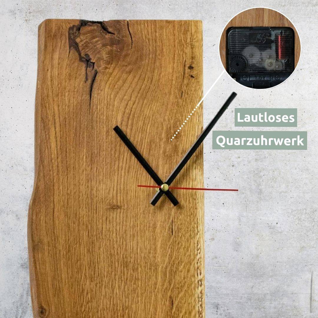 Detailopname van het geruisloze kwartsuurwerk en de zwarte wijzers op de wandklok van eikenhout
