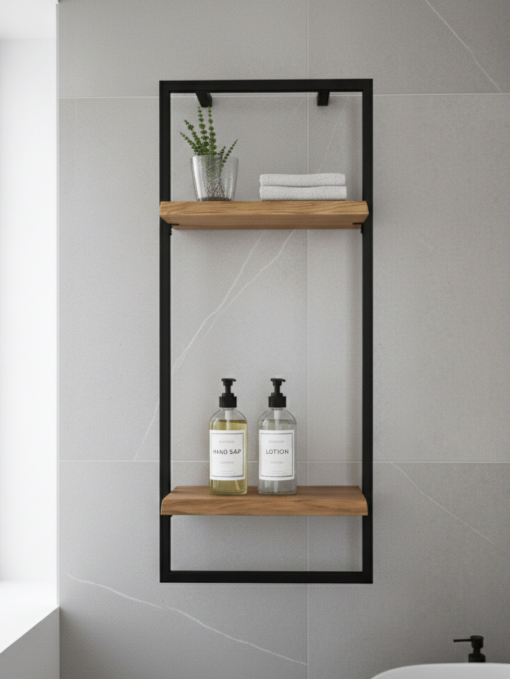 Wandrek High eiken naturel frontaal aan lichte badkamerwand met plant en decoratie