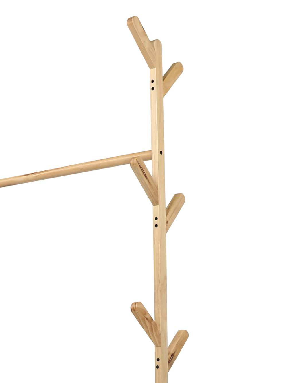 Detail van de kledingstang aan het kledingrek van grenenhout met aangesloten takhaakstrip
