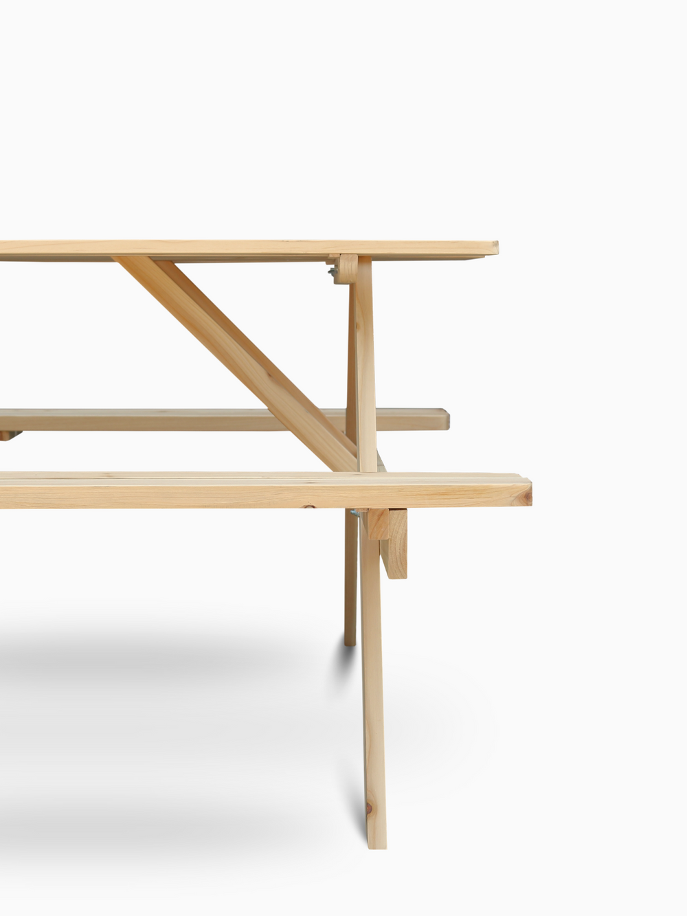 Zijprofiel van de picknicktafel van vurenhout met A-vormig onderstel