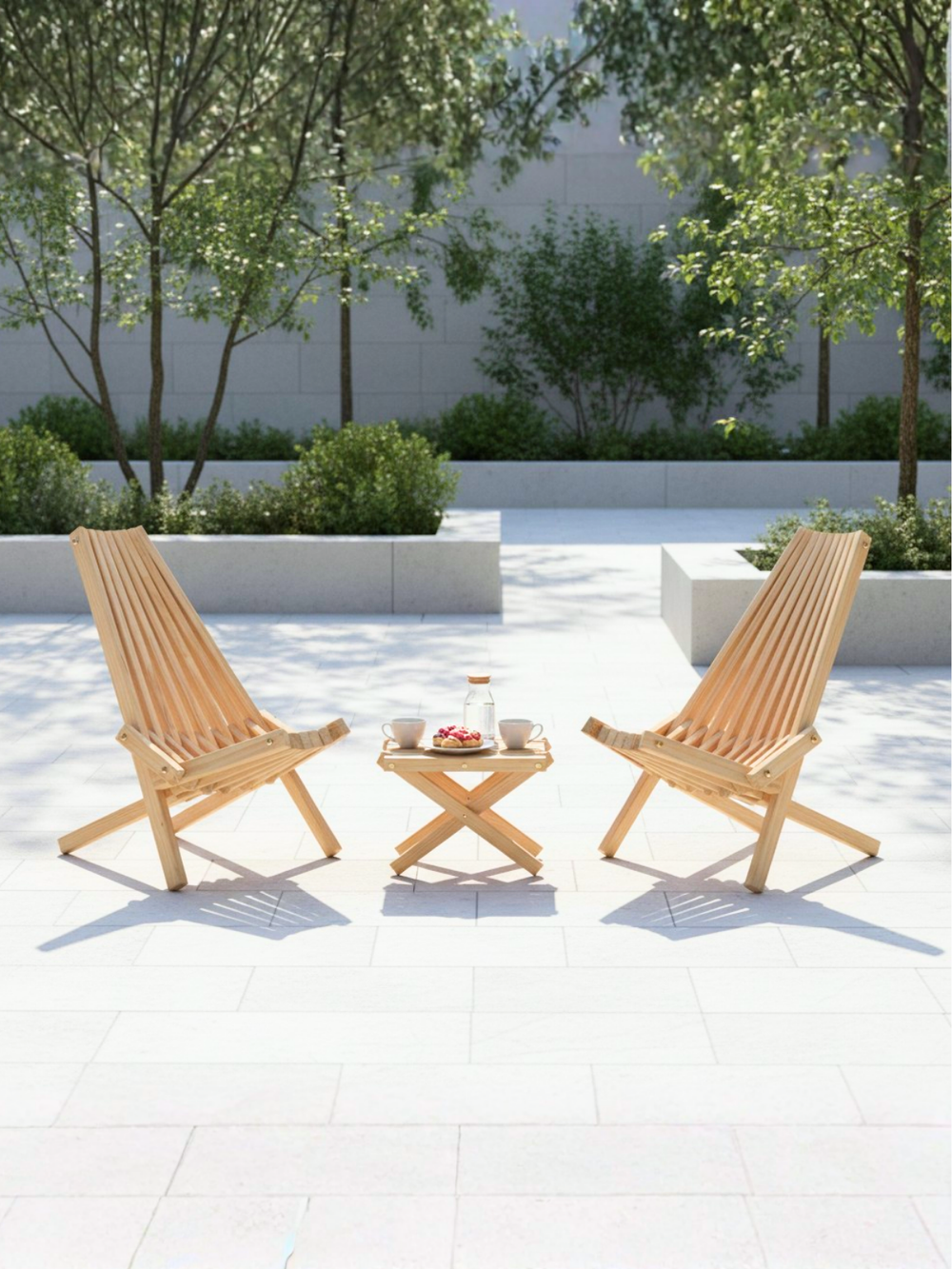 Twee ligstoelen van grenen met bijzettafel op licht terras in de tuin