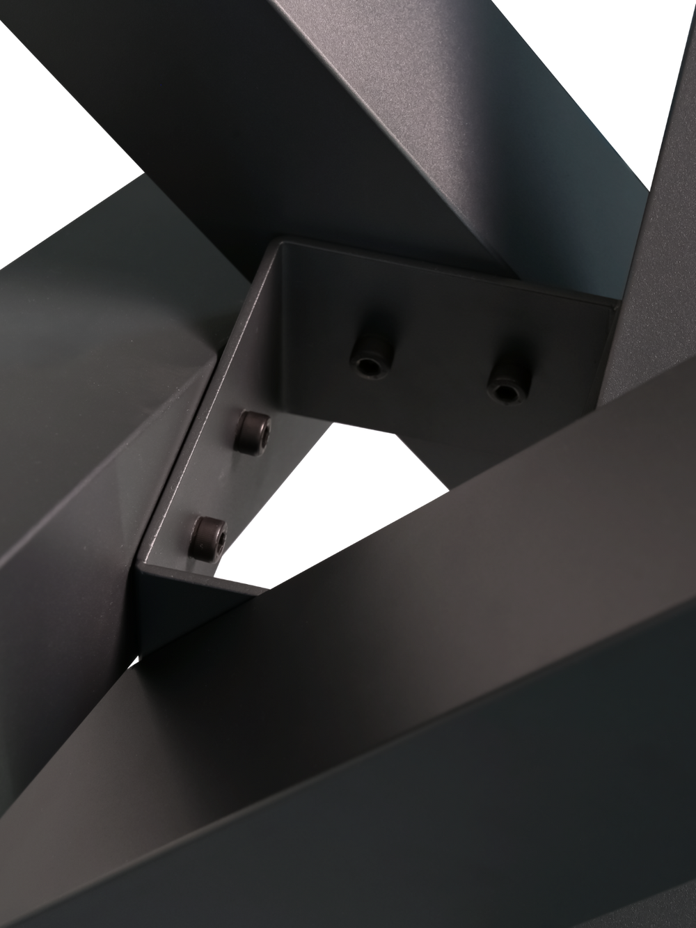 Close-up van de vastgeschroefde metalen verbinding in het midden van het zwarte Spider-onderstel van een eikenhouten tafel