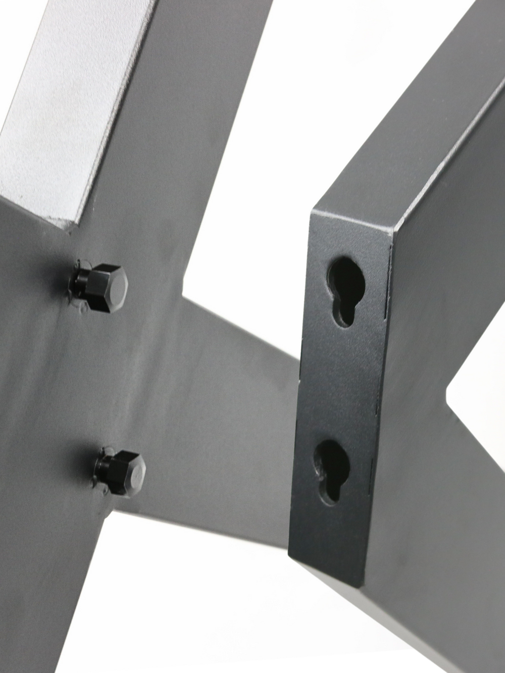 Detail van de verschroeving en sleutelgat-uitsparingen voor de bladmontage aan het metalen onderstel