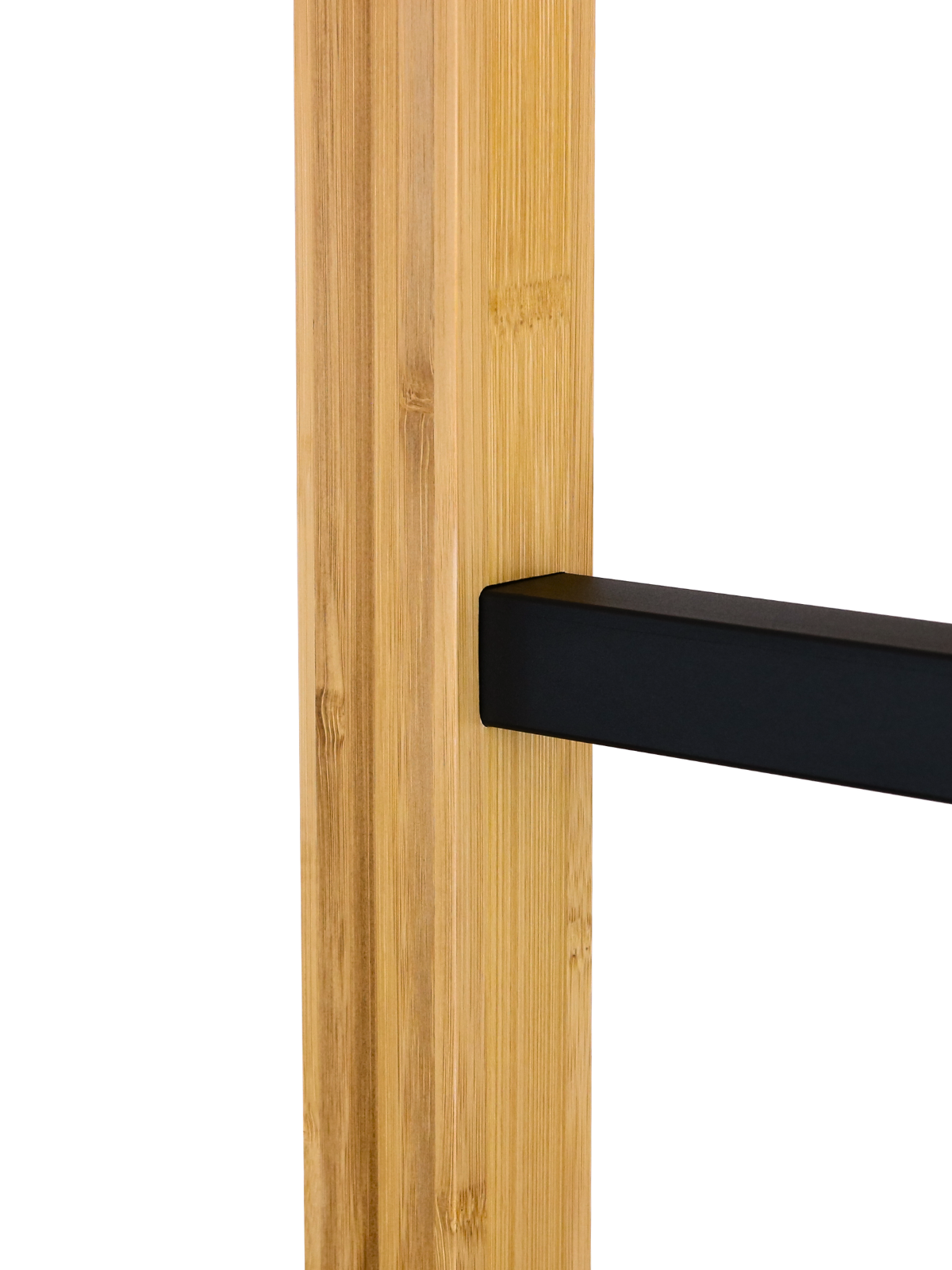 Detailopname van het bamboeframe en de zwarte metalen spant van het krattenrek