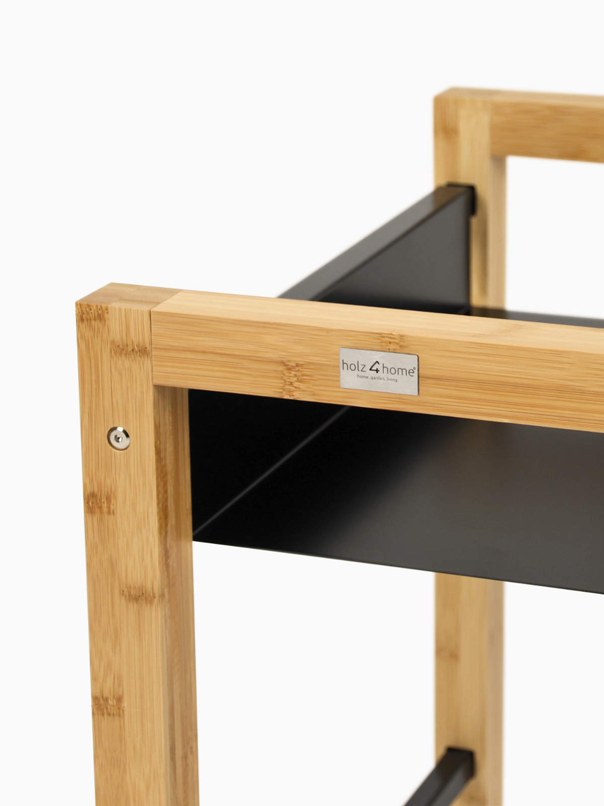 Close-up van de hoekverbinding van bamboe met zwart metalen schap en holz4home-logo aan het rek