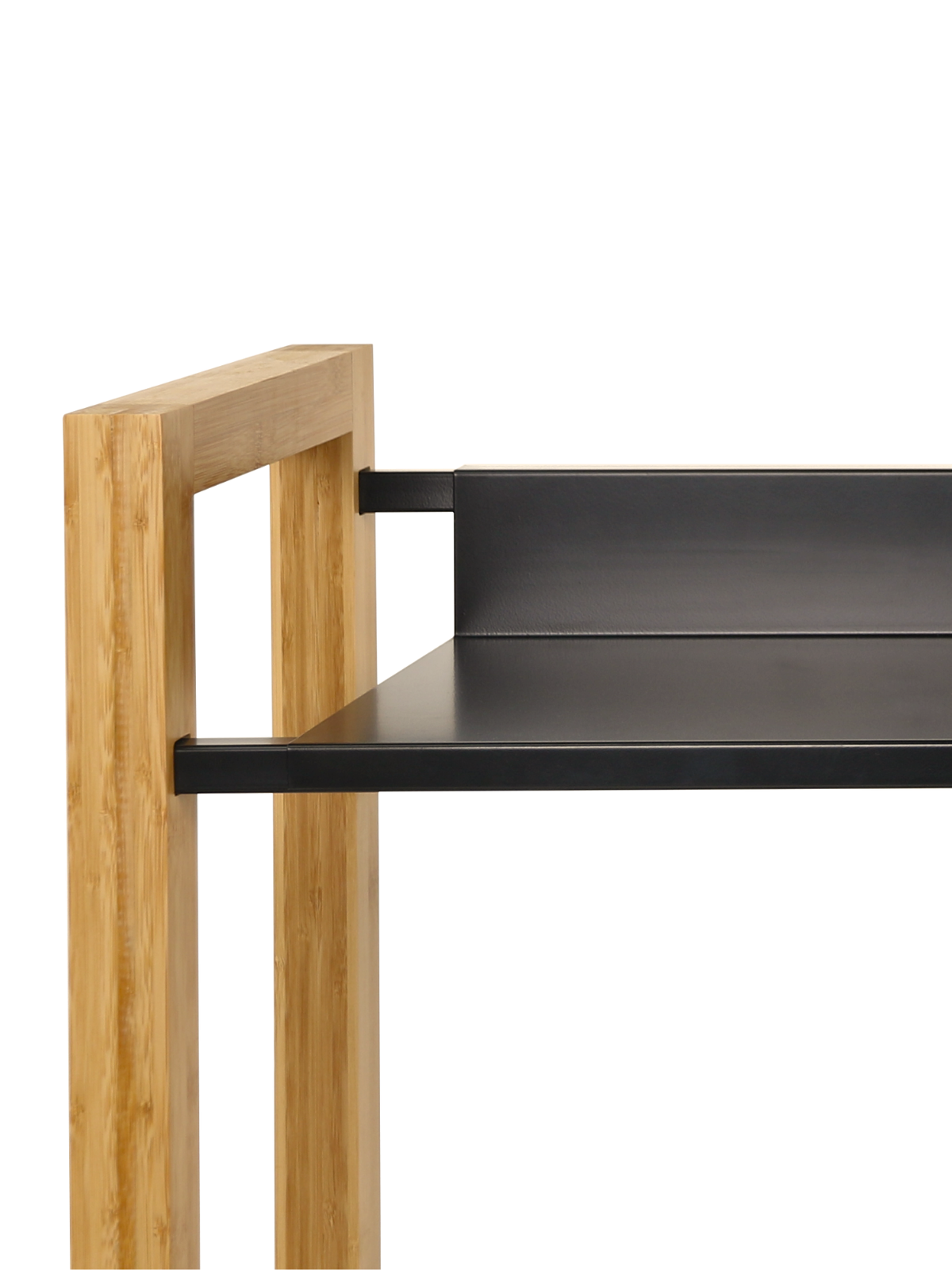 Detailopname van het zwarte metalen schap en het bamboeframe aan het krattenrek, close-up