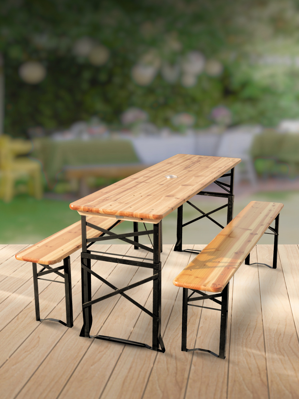 Bierbankset opgebouwd op het terras met tafel en twee banken